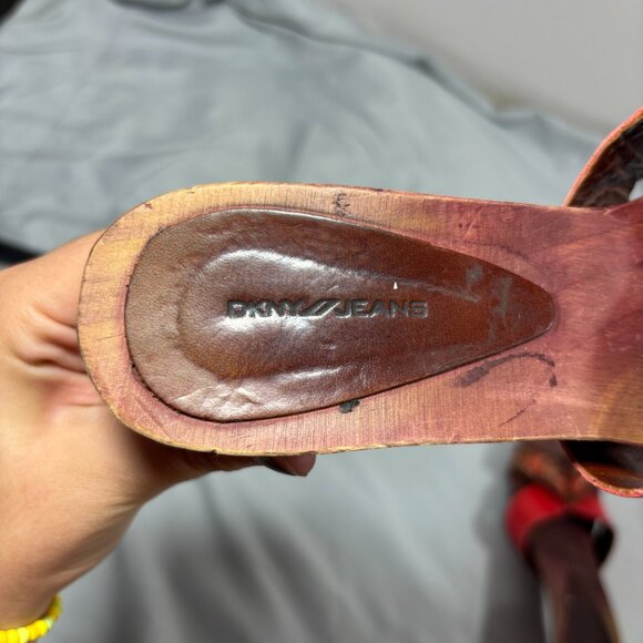 DKNY 00’s Red Brown Wooden Heel Embroidered Floral Design Slide Sandals Size 7 - Picture 6 of 10